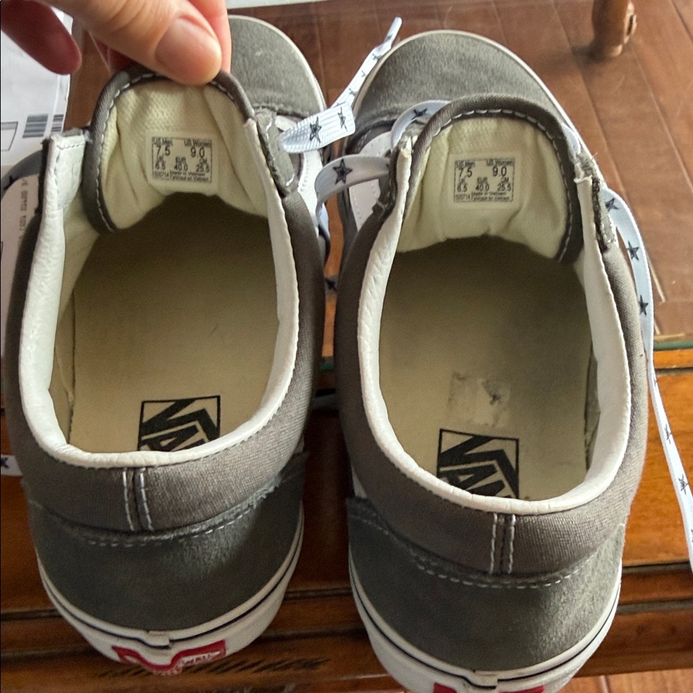 Women’s 9 Vans Old Skool Skate Shoe in Grey and White - Picture 7 of 8